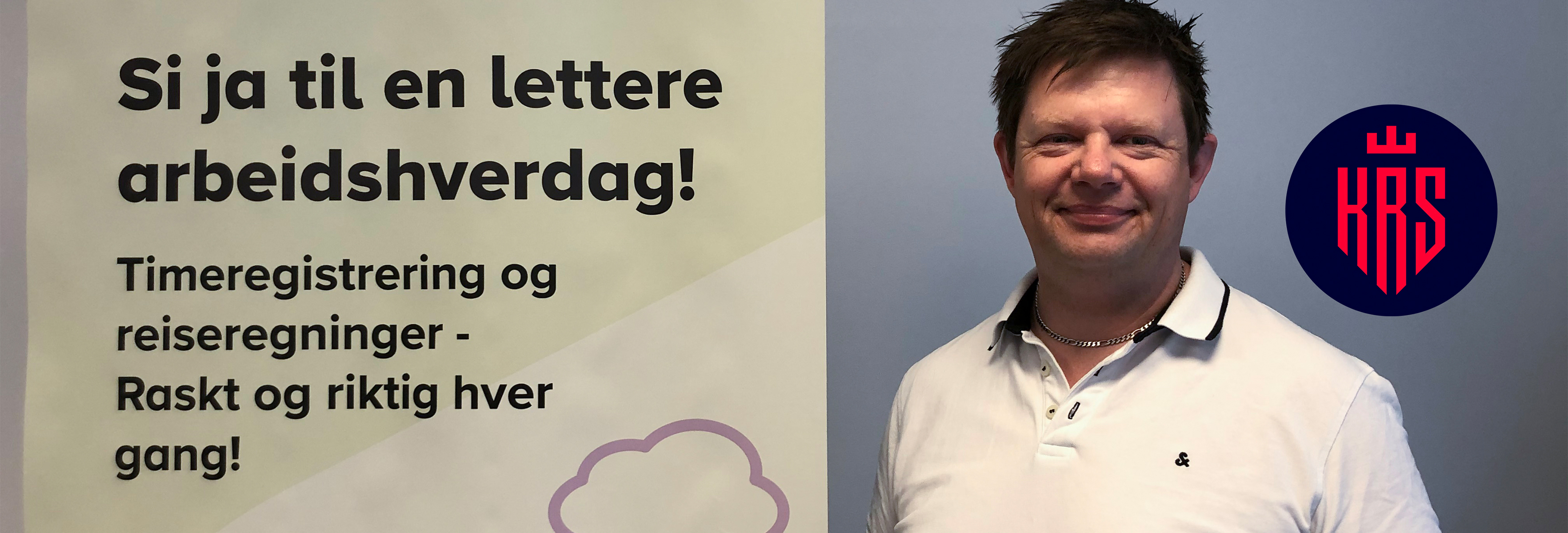 Smilende mann ved siden av en rollup med tekst og Unit4 T&E logo