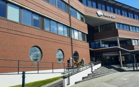 Brun bygning med Repsol Logo